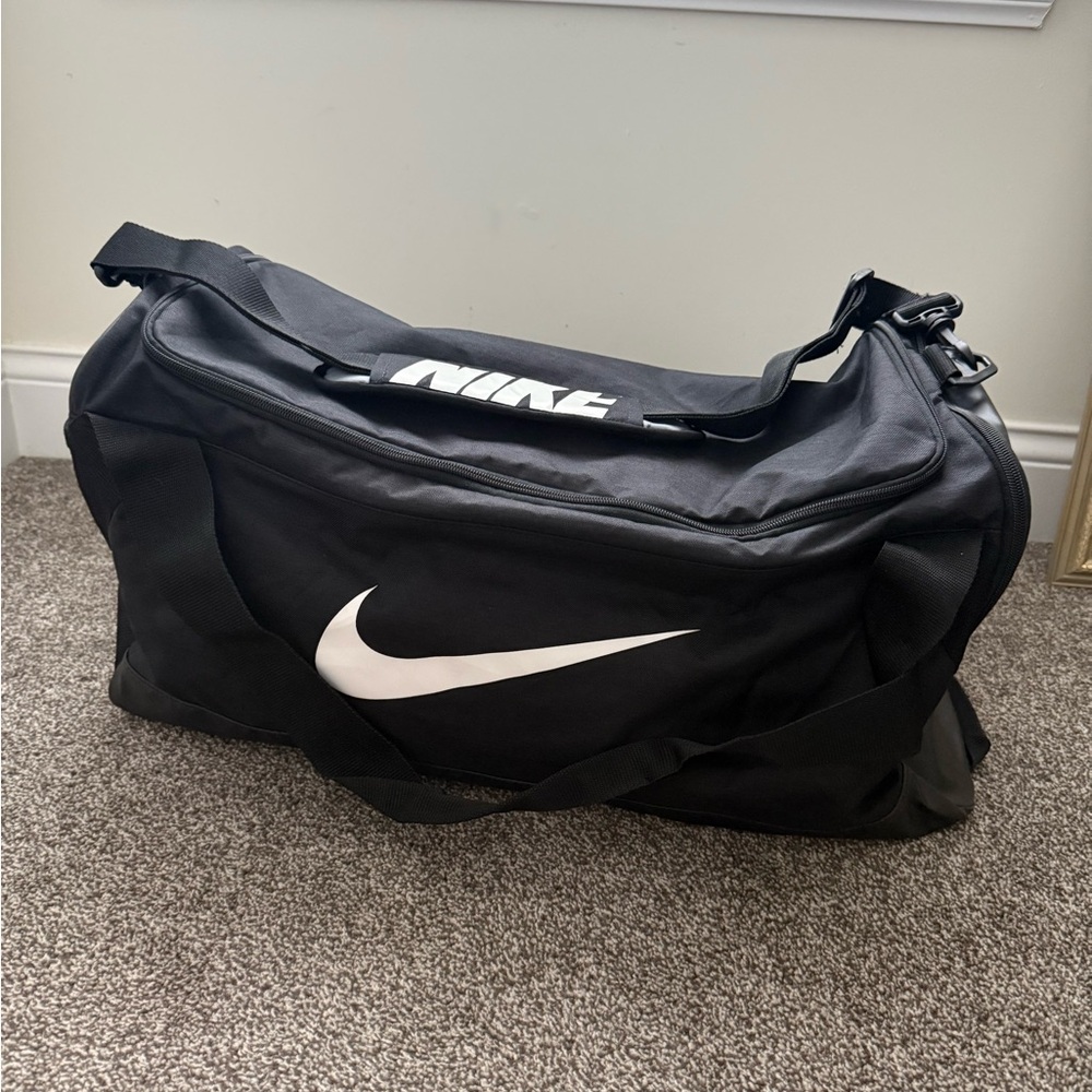 large nike duffle bag